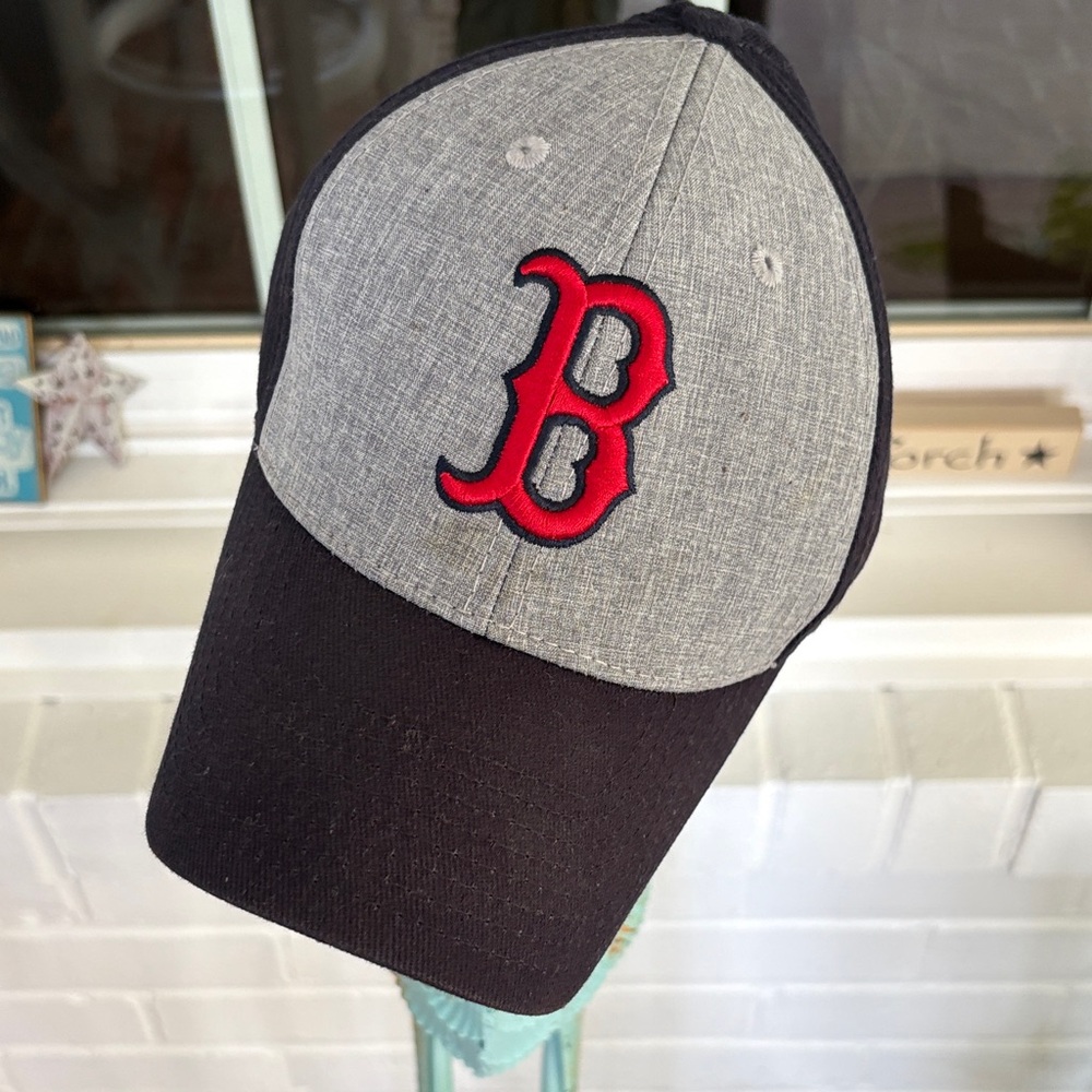 Boston Red Sox MLB NWOT Gray and Black Adjustable Cap w Red B